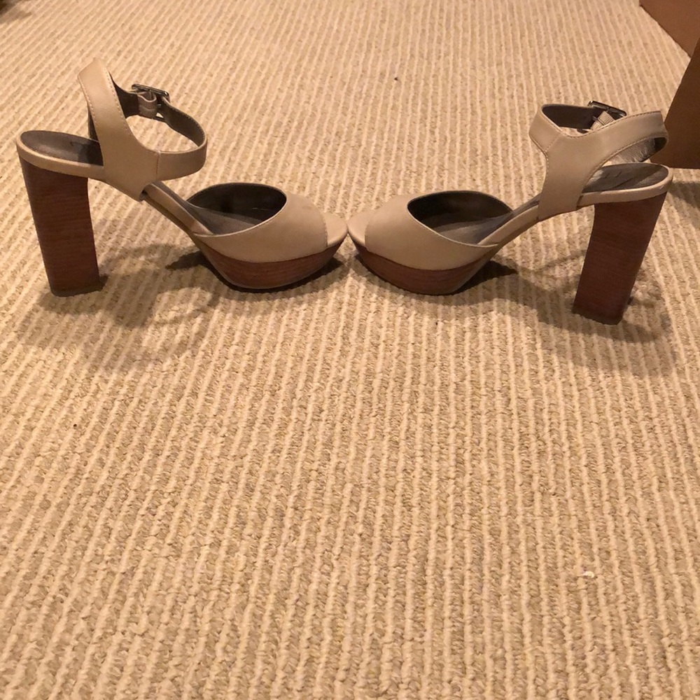 Women’s tan wooden pumps